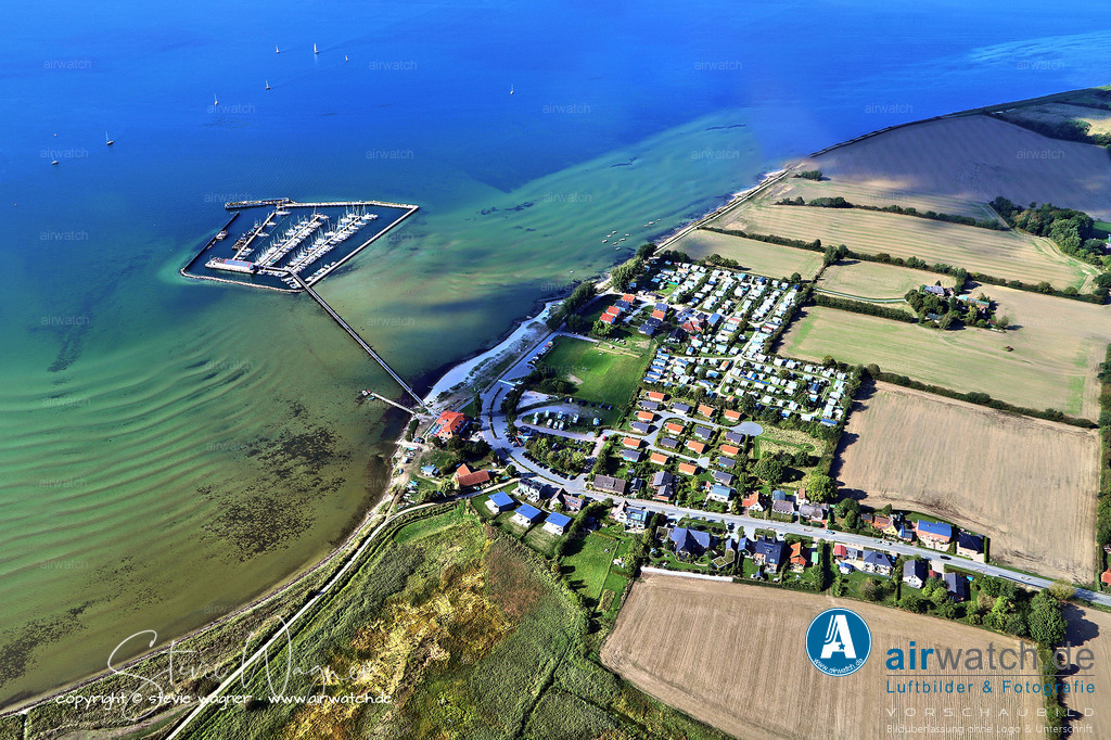 Luftbild Wackerballig - Die Entwicklung des Ortes als maritimes Zentrum begann im 20. Jahrhundert | Die Entwicklung des Ortes als maritimes Zentrum begann im 20. Jahrhundert: Der Geltinger Yachtclub e.V. wurde am 30. Oktober 1969 gegründet, was den zunehmenden Bedarf an einem geschützten Hafen nach sich zog.