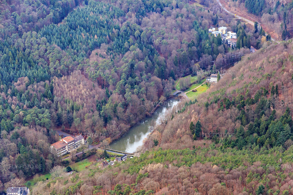Luftbild: Kurtalstraße mit Schwanenweiher und Hotelpension Seeblick in Bad Bergzabern im Bundesland Rheinland-Pfalz in Deutschland. Foto: IMG_085729.jpg vom 08.01.2016 durch Werner Riehm/FLY-FOTO.dehotelpension-seeblick.de - Domain kaufen