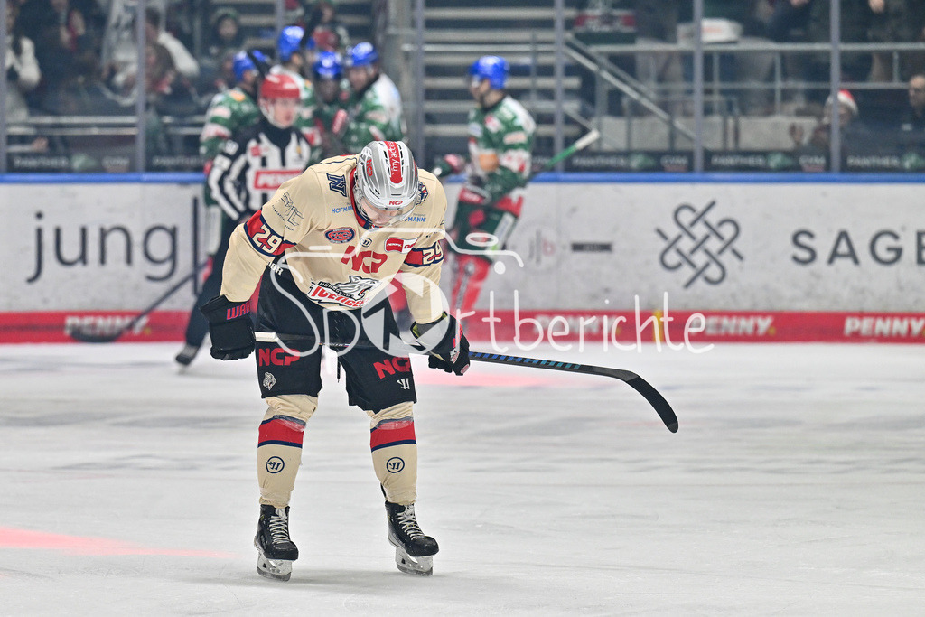 Augsburger Panther - Nürnberg Ice Tigers | ein niedergeschlagener Eugen ALANOV (Nuernberg Ice Tigers 29) nach dem Gegentor zum 0-3 / DEL: Augsburger Panther - Nuernberg Ice Tigers, Curt Frenzel Stadion am 06.12.2024