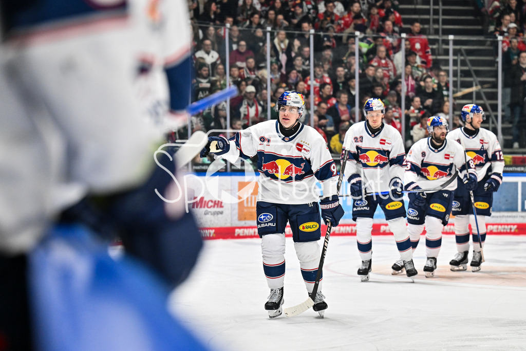 Augsburger Panther - EHC RB München | AUGSBURG, DEUTSCHLAND - 27. FEBRUAR: Jubel der Gäste nach dem Treffer zum 0-2 durch Jeremy McKENNA (RB München 91) / Tor / Torschuetze / Freude / Happy während dem Match zwischen den Augsburger Panthern und dem EHC RB München am 46. Spieltag der Penny DEL im Curt Frenzel Stadion