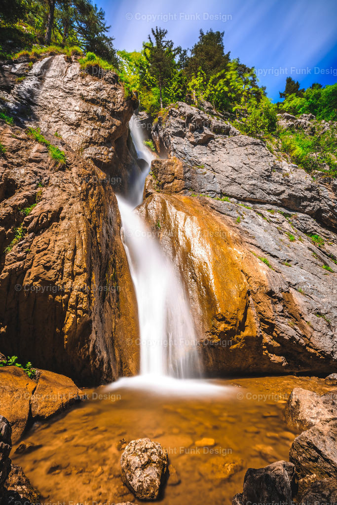 Sebastian-Wasserfall – Puchberg am Schneeberg, Niederösterreich, Österreich | Der Sebastian-Wasserfall bei Puchberg am Schneeberg stürzt in mehreren Stufen über Felsen in die Tiefe und wirkt durch die Langzeitbelichtung besonders weich und ruhig. Ein kraftvolles Naturmotiv aus den Wiener Alpen in Niederösterreich.