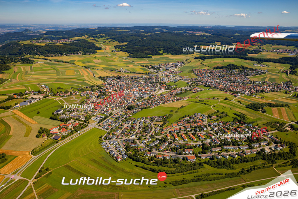 Das Luftbild zeigt :  Engstingen - Die Luftaufnahme wurde 2024 vom UL-Flugzeug aus erstellt ( keine Drohne ) - Hochauflösende Luftaufnahme - Für grossformatige Ausdrucke geeignet. Die Geschenkidee !Mit Lizenz und Bildrechte bestellbar