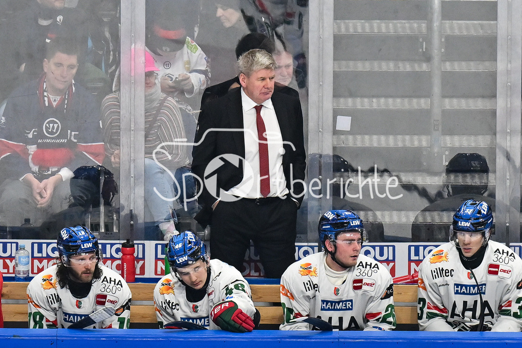 Eisbären Berlin - Augsburger Panther | BERLIN, GERMANY - 04. JANUARY: im Bild die Bank der Panther - Bill PETERS Trainer Augsburger Panther während dem Match zwischen den Eisbären Berlin und den Augsburger Panthern am 36. Spieltag der Penny DEL in der UBER Arena / Anthony LOUIS (Augsburger Panther 18), Moritz ELIAS (Augsburger Panther 46), Alexander BLANK (Augsburger Panther 26), Tim WOHLGEMUTH (Augsburger Panther 33)