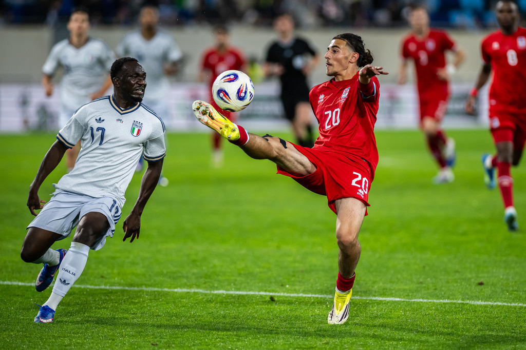 Luxembourg v Italy | International men's football friendly Luxembourg v Italy on 3 june 2026 at 8.45pm (CET) at Stade de Luxembourg - Luxembourg's talent Hamza Kadamani (r., #20) trying to control the ball in front of Seydou Fini (l., #17, Italy) - Realisiert mit Pictrs.com