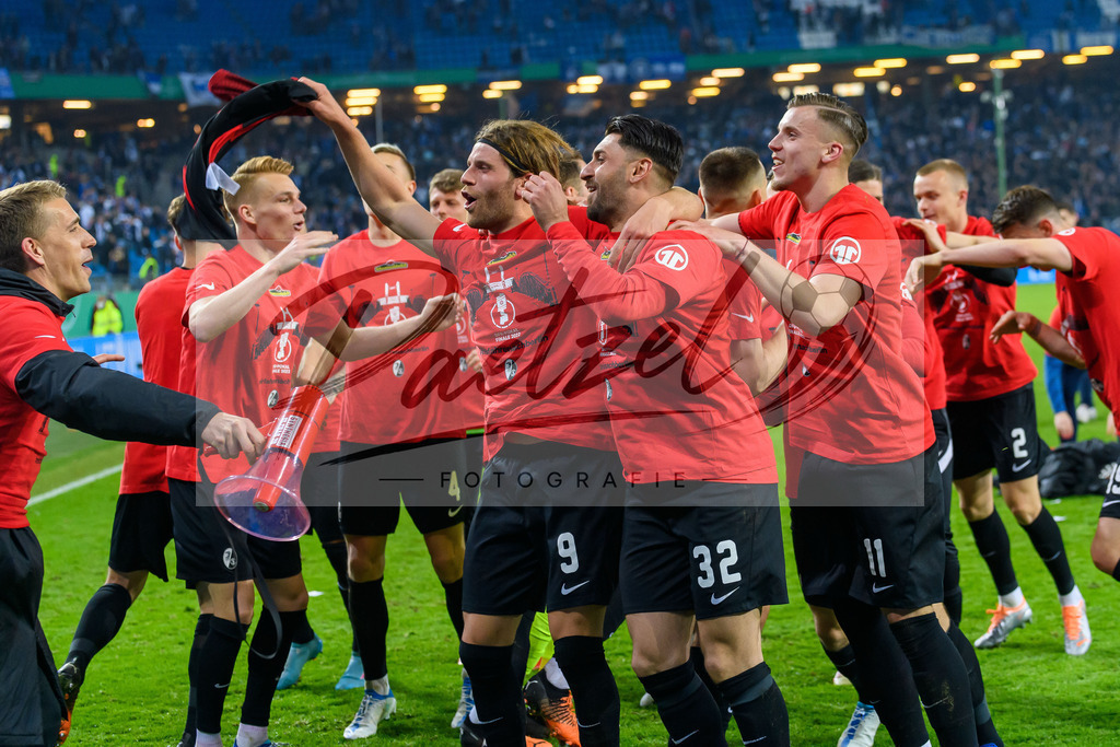 HSVSCF20220419_180 | Fussball, Herren: . Spieler von SC Freiburg Schlussjubel, jubelt nach dem 1:3 Sieg beim DFB-Pokal-Halbfinalspiel zwischen Hamburger SV und SC Freiburg im Volksparkstadion am 19.04.2022 in Hamburg, Deutschland.DFB / DFL REGULATIONS PROHIBIT ANY USE OF PHOTOGRAPHS AS IMAGE SEQUENCES AND/OR QUASI-VIDEO. - Realisiert mit Pictrs.com