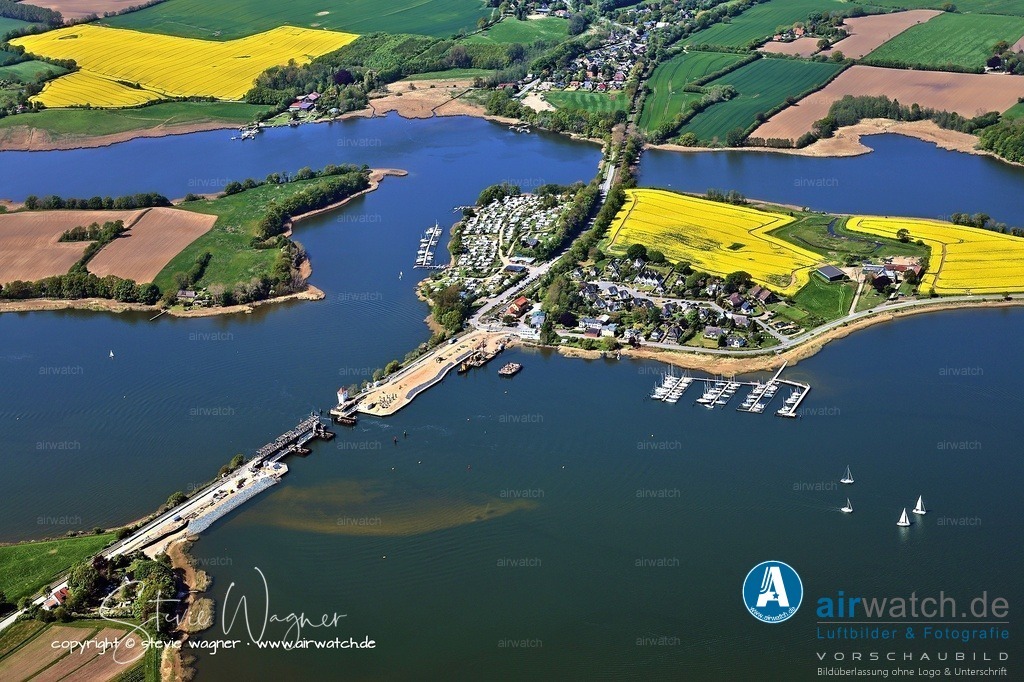 Luftbild Ostseefjord Schlei, Boren-Lindaunis Schleibrücke, Campingplatz Lindaunis, Sportboothafen Lindaunis | Campingplatz Lindaunis - Der Campingplatz Lindaunis liegt mitten im Naturpark Schlei im hohen Norden Deutschlands und bietet eine idyllische Lage inmitten von Natur mit Nähe zum Wasser. Er ist gut eine Autostunde nördlich von Hamburg gelegen und eignet sich für Gäste, die Ruhe, frische Luft und direkten Zugang zur Schleilandschaft suchen.
