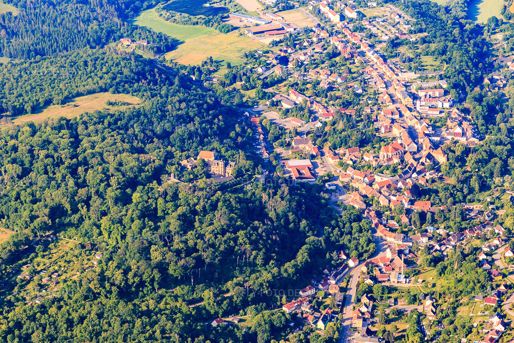 Luftbild: Ortsansicht aus Norden mit Schloss Mansfeld in Mansfeld im Bundesland Sachsen-Anhalt in Deutschland. – Foto: IMG_148102.jpg vom 12.06.2025 durch Werner Riehm/FLY-FOTO.de – Auflösung des Originals: 5472 x 3648 px – Schloss Mansfeld - Christliche Jugendbildungs- und Begegnungsstätte