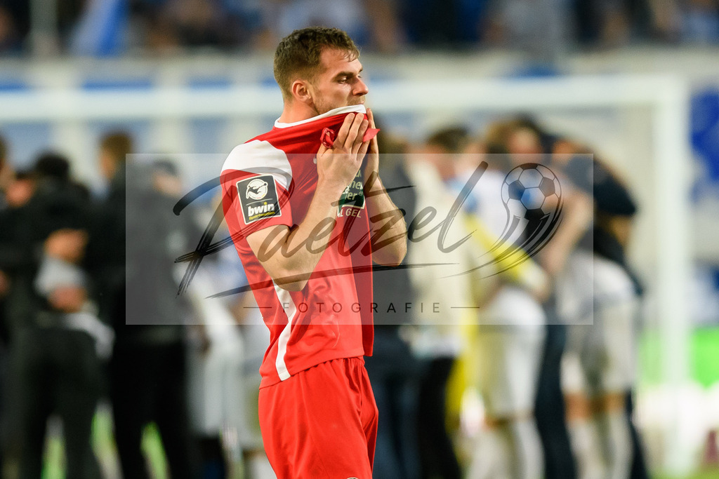 FCMFCK20210904_075 | Fussball, Herren: Kevin Kraus (1. FC Kaiserslautern) enttaeuscht beim Spiel der 3. Liga zwischen 1. FC Magdeburg und 1. FC Kaiserslautern in der MDCC-Arena am 04.09.2021 in Magdeburg, Deutschland.DFB / DFL REGULATIONS PROHIBIT ANY USE OF PHOTOGRAPHS AS IMAGE SEQUENCES AND/OR QUASI-VIDEO. - Realisiert mit Pictrs.com