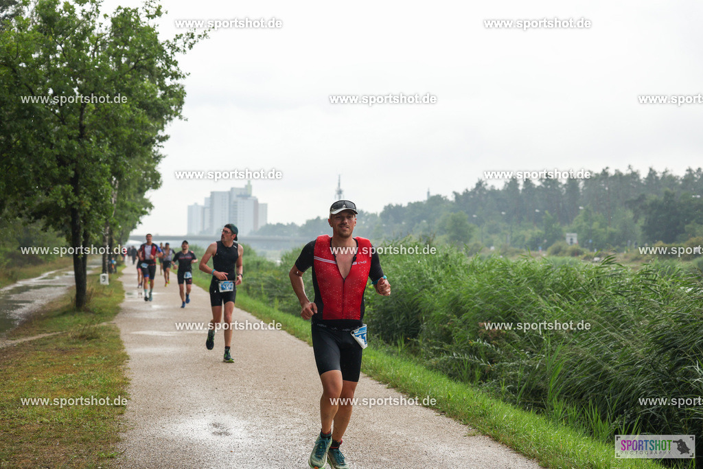 LUR_1092 | 34. M-net Erlanger Triathlon 2025 #erlangertriathlon  #mnettriathlon2025 #mnettriathlon #team #olympischedistanz #mitteldistanz #triathlon #maindonaukanal  #erlangertriathlon2025 #yourpictrs #tv1848 #tv1848erlangen  #triathlonbayern #sportinerlangen #demsportverbunden #sportshot_your_pictrs Copyright: www.sportshot.de
