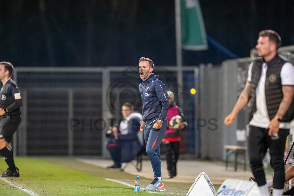 SG Sonnenhof Grossaspach vs. TSV Steinbach Haiger, Fussball, Regionalliga Suedwest, 25. Spieltag, 20.03.2026 | Huesni Tahiri (Trainer TSV Steinbach Haiger),SG Sonnenhof Grossaspach vs. TSV Steinbach Haiger, Fussball, Regionalliga Suedwest, 25. Spieltag, 20.03.2026Foto: photosbyphips/Philip Ziegler