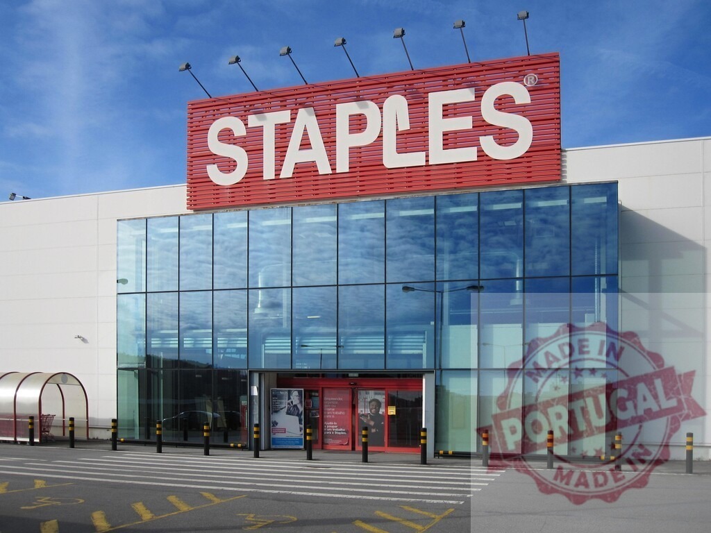 Staples office supply retail store building facade with parking lot | Staples office supply store exterior showing the large glass facade entrance and red sign - Realisiert mit Pictrs.com