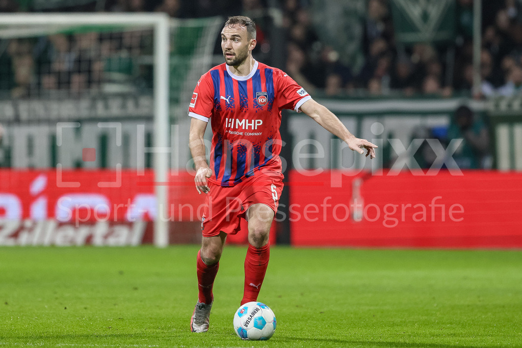 Fussball, Bundesliga, SV Werder Bremen - 1. FC Heidenheim | v.li.: Benedikt Gimber (1. FC Heidenheim, 5) am Ball, Freisteller, Einzelbild, Ganzkörper, Aktion, Action, Spielszene, gibt Anweisungen, gestikuliert, mit den Armen gestikulieren, DIE DFL-RICHTLINIEN UNTERSAGEN JEGLICHE NUTZUNG VON FOTOS ALS SEQUENZBILDER UND/ODER VIDEOÄHNLICHE FOTOSTRECKEN. DFL REGULATIONS PROHIBIT ANY USE OF PHOTOGRAPHS AS IMAGE SEQUENCES AND/OR QUASI-VIDEO.