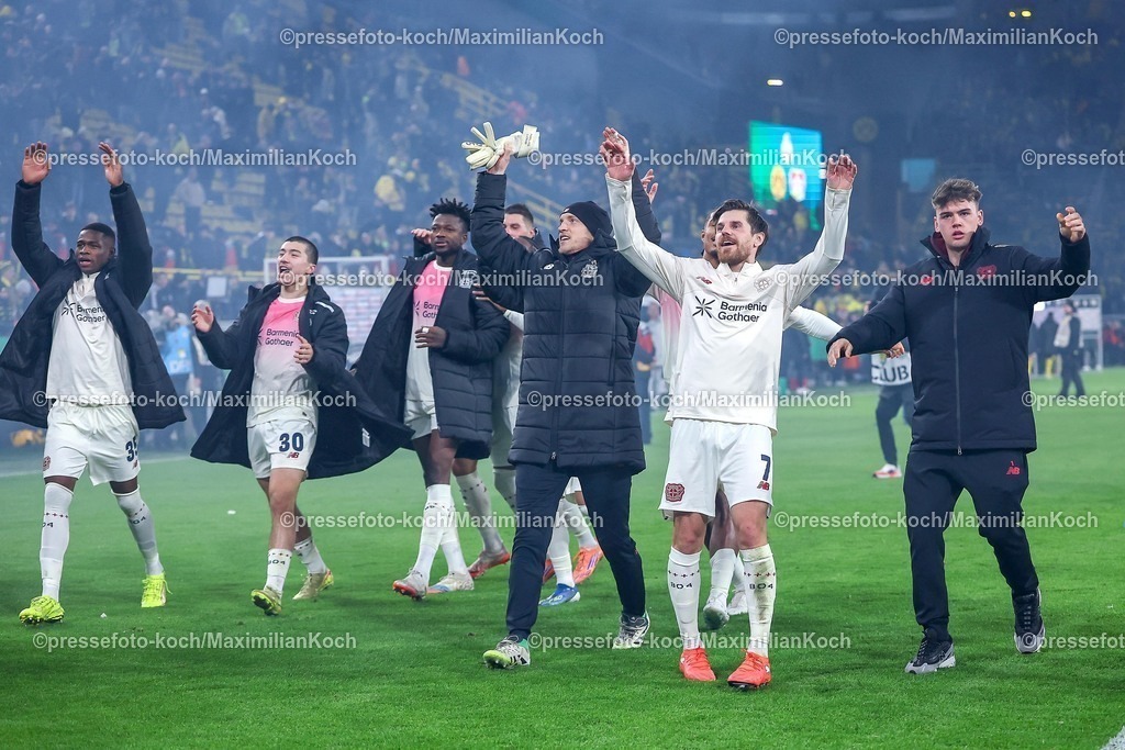 BVB02122501093 | 02.12.2025, Fußball, DFB-Pokal, Borussia Dortmund - Bayer 04 Leverkusen, Achtelfinale, Signal Iduna Park, Saison 2025 2026: Abschlussjubel nach dem 1:0 Sieg und dem Einzug ins Viertelfinale des Bayer04. Jonas Hofmann (Bayer04 #07) jubelnd DFB regulations prohibit any use of photographs as image sequences and or quasi-video.