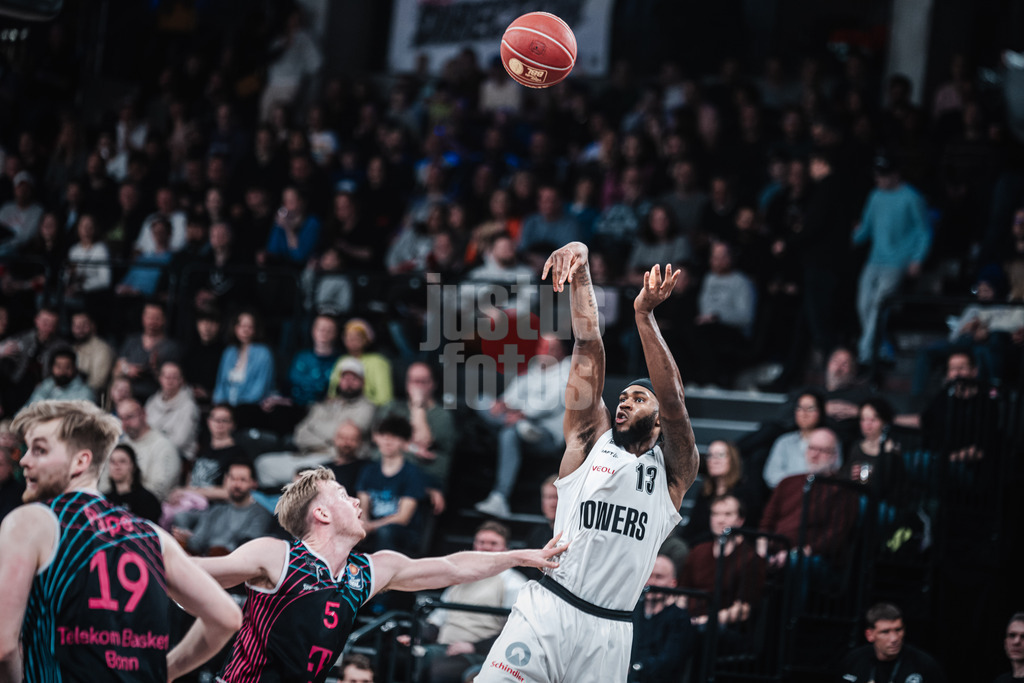 Basketball | Männer | Saison 2023/2024 | easyCredit Basketball Bundesliga | Veolia Towers Hamburg vs. Telekom Baskets Bonn | 03.02.2024 | Vincent King (#13, Veolia Towers Hamburg) kann beim Wurf nicht von Harald Frey (#5, Telekom Baskets Bonn) aufgehalten werden