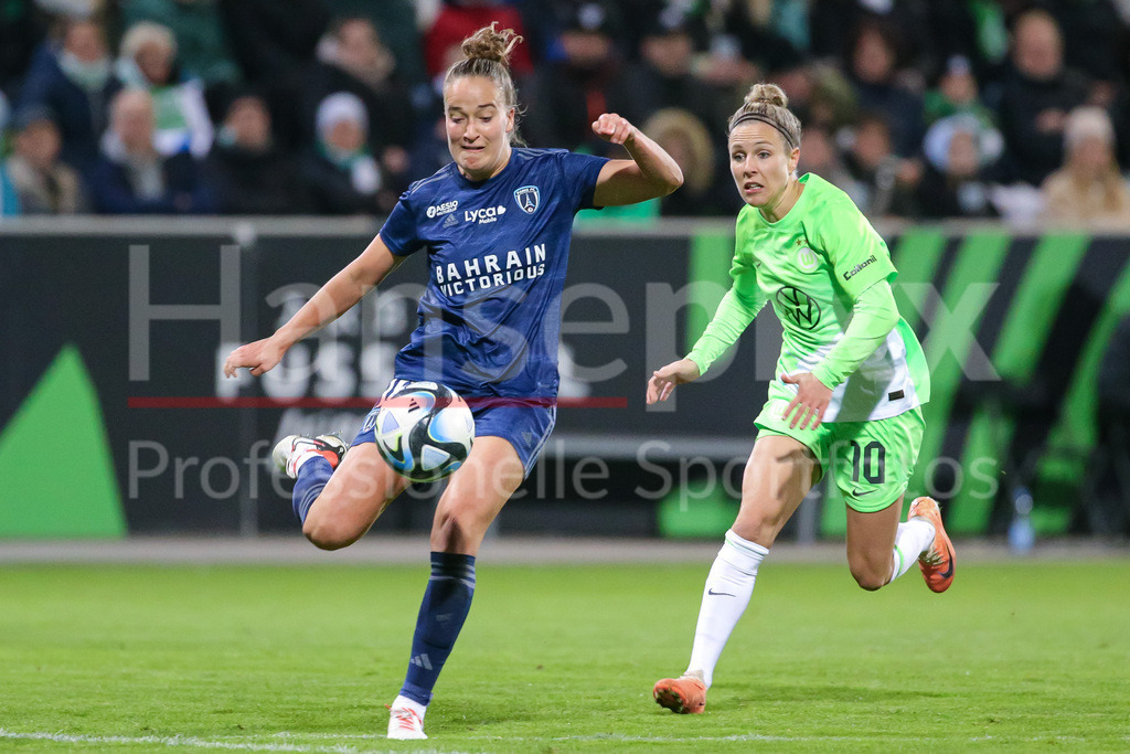Fussball, UEFA Womens Champions League, VfL Wolfsburg - Paris FC | v.li.: Thea Greboval (Paris FC, 19) und Svenja Huth (VfL Wolfsburg, 10) im Zweikampf, Duell, Dynamik, Aktion, Action, Spielszene