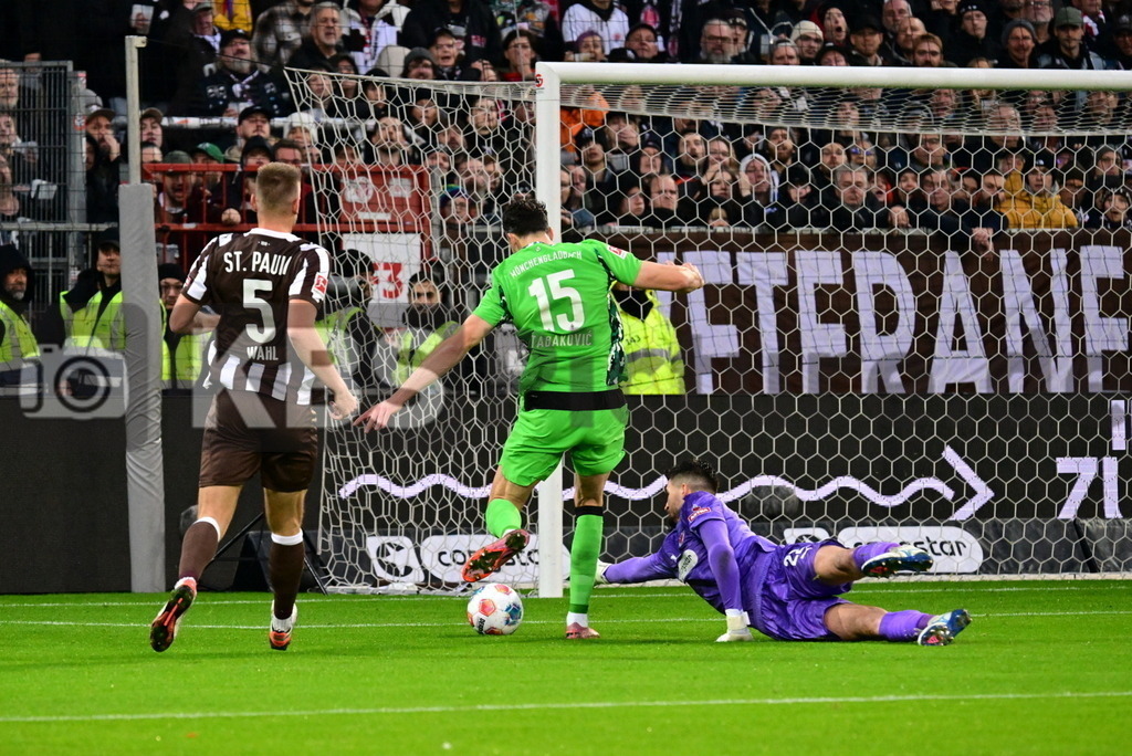 KBS Picture_FCStPauli-Gladbach_001 | v.l. Wahl Hauke (St.Pauli) , Tabakovic Haris (Bor.Moenchengladbach) macht das 1:0 gegen Vasilj Nikola (St.Pauli) ,Sportplatz :  Millerntor Stadion, - Realisiert mit Pictrs.com