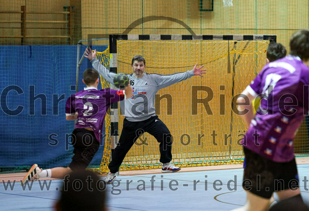 2023-03-11_019_SpVgg_Altenerding_gegen_SSG_Metten | Erding, Deutschland, 11.03.2023:
Handball, Bezirksoberliga Männer 2022 / 2023, 17. Spieltag, SpVgg Altenerding gegen SSG Metten, Endergebnis: 26:22

Matthias Elgeti (SSG Metten, #16), Joseph Wyhnalek (SpVgg Altenerding, #2), Jan Friedrich (SSG Metten, #11)

Foto: Christian Riedel / fotografie-riedel.net