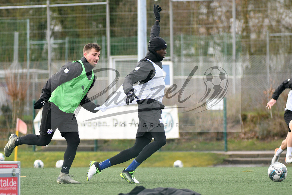20200302_TRAOSN_0019 | Fussball, Herren: Kevin Wolze (VfL Osnabrueck) und Assan Ceesay (VfL Osnabrueck) im Zweikampf waehrend der Trainingseinheit des VfL Osnabrueck im Sportpark Illoshoehe am 02.03.2020 in Osnabrueck, Deutschland. - Realisiert mit Pictrs.com