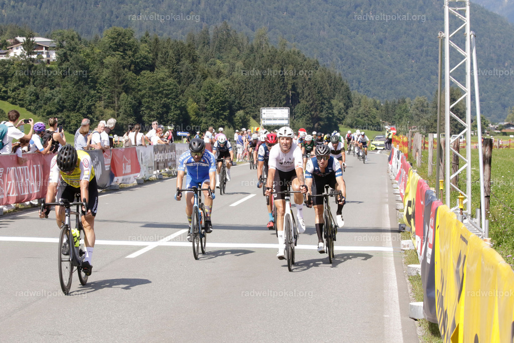 1015_20230817_Bewerb_Maenner_Muehlanger | AUT - OESTERREICH, 2023-08-16: SPORT RENNRAD-FAHREN - 55. INTERNATIONALER RADWELTPOKAL IN ST. JOHANN IN TIROL  - Vintage-Radrennen mit WM-Bronze-Medaillen-Siegerin Christina Schweinberger, den Teilnehmer und Alexander Baumann (vom Orginastions-Team) - TAG 2 BEWERB MAENNER IN SECHS GRUPPEN  ; Foto: Roland Muehlanger