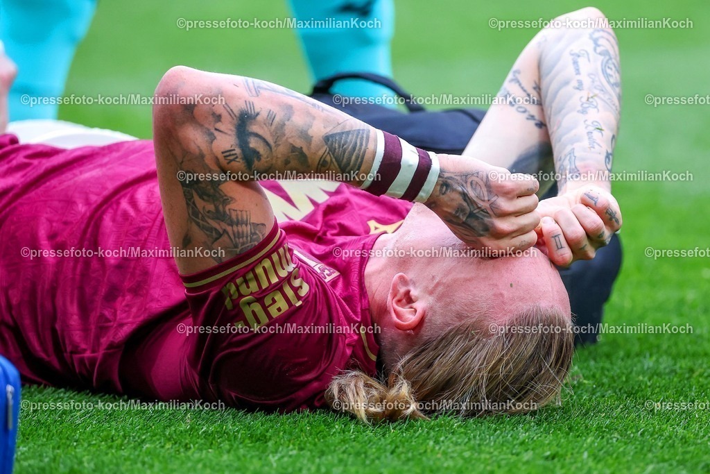 BMG21022501028 | 22.02.2025, Fußball, Borussia Mönchengladbach - FC Augsburg, 1. Fußball Bundesliga, Borussia-Park, Saison 2024 2025: Marius Wolf (FC Augsburg #11) liegt mit Schmerzen auf dem SpielfeldDFB regulations prohibit any use of photographs as image sequences and or quasi-video.