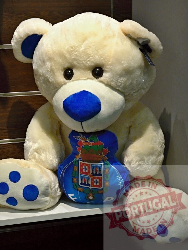 FC Porto teddy bear displaying club emblem and colors | Fluffy white teddy bear wearing a blue shirt with the FC Porto emblem - Realisiert mit Pictrs.com
