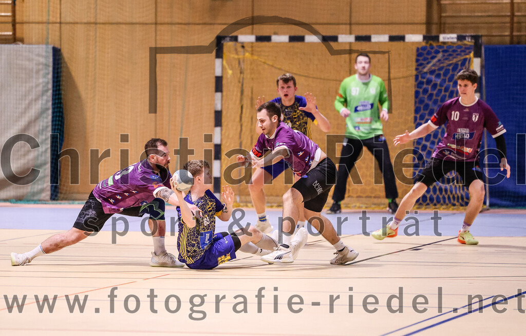 2024-12-14_097_SpVgg_Altenerding_gegen_MTV_Pfaffenhofen | Erding, Deutschland, 14.12.2024:Handball, Bezirksoberliga Männer 2024 / 2025, 10. Spieltag, SpVgg Altenerding gegen MTV Pfaffenhofen, Endergebnis: 32:30Sebastian Forster (SpVgg Altenerding, #13), Loris Alber (MTV Pfaffenhofen, #65), Simon Rüdiger (SpVgg Altenerding, #7)Foto: Christian Riedel / fotografie-riedel.net