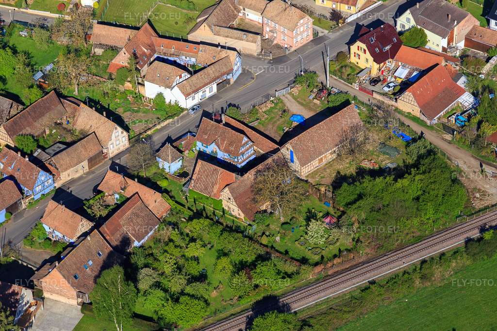 Vue aérienne: Jardins de la Ferme Bleue à Uttenhoffen dans le département Bas Rhin, France – .Photo: IMG_099422.jpg prise le 30/04/2017 par Werner Riehm/FLY-FOTO.eu – Résolution de l'original: 5472 x 3648 px – Jardins de la Ferme Bleue \xc3\xa0 Uttenhoffen en Alsace