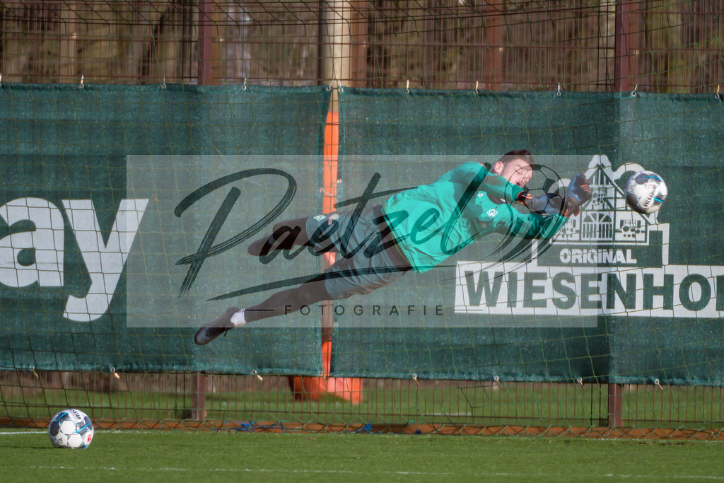 20200218_TRASVW_0014 | Fussball, Herren: Jiri Pavlenka (Werder Bremen) haelt einen Ball, mit einer Parade waehrend der Trainingseinheit des SV Werder Bremen auf dem wohninvest Weserstadion Trainingsplatz am 18.02.2020 in Bremen, Deutschland. - Realisiert mit Pictrs.com