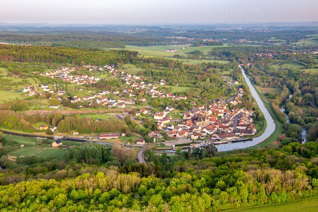 Aerial view: View of the town from the south in Wittring in the state Moselle, France. – Photo: IMG_140526.jpg taken on 05/01/2024 by Werner Riehm/FLY-FOTO.com – Resolution of the original: 5472 x 3648 px