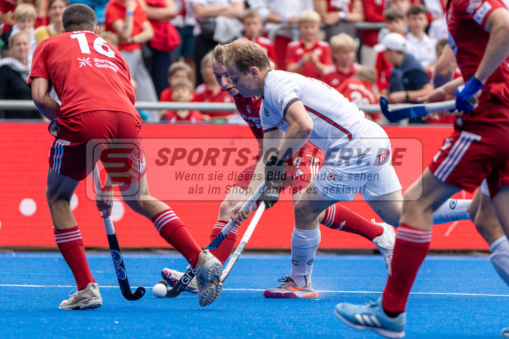 Final4_20250601-1350-HK108556 | Krefeld, Deutschland, 01.06.2025:  Feldhockey Final4 2025 – „Deutsche Feldhockey-Meisterschaften 2025“ Crefelder HTC - Rot-Weiss Köln (Finale Herren) im Gerd-Wellen-Hockeyanlage am 01.06.2025 in Krefeld, Deutschland. (Foto von Kramhöller/Fehrmann/Kaste)Krefeld, Germany, 01.06.2025: Feldhockey Final4 2025 – „Deutsche Feldhockey-Meisterschaften 2025“ Harvestehuder HTC - Düsseldorfer HC (Finale Damen) in Gerd-Wellen-Hockeyanlage at 01.06.2025 in Krefeld, Deutschland. (Foto from Kramhöller/Fehrmann/Kaste)