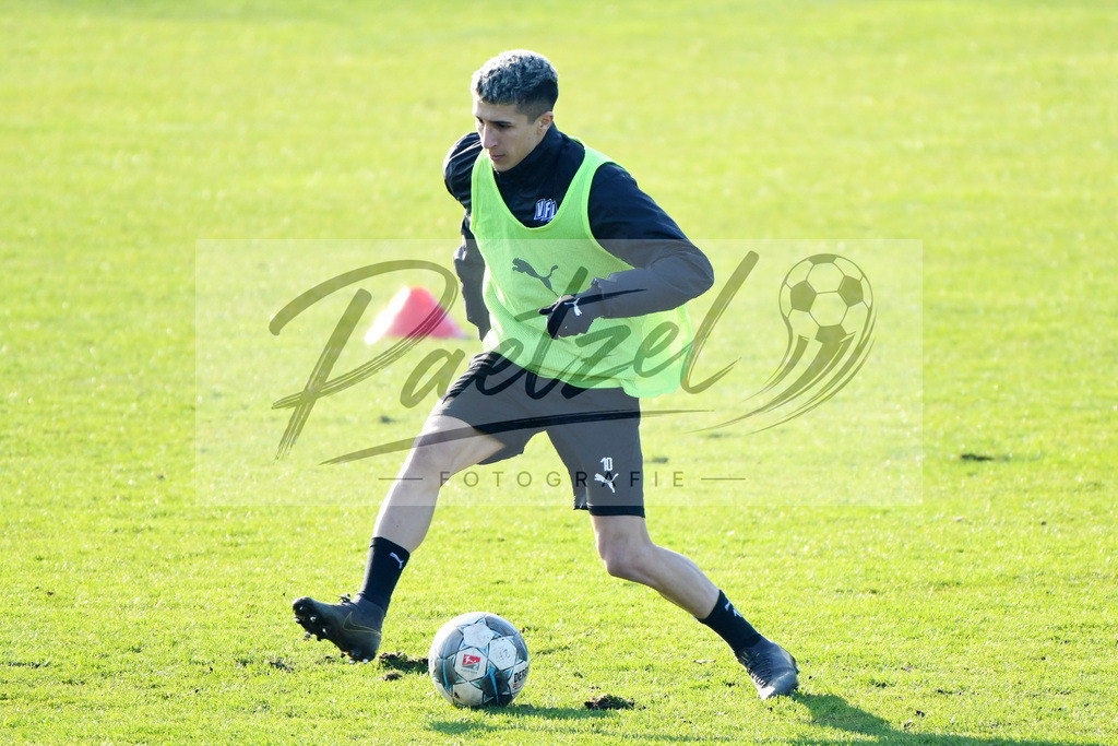 20200207_TRAOSN_0013 | Fußball, Herren: Anas Ouahim (VfL Osnabrueck) in Aktion, am Ball, Einzelaktion waehrend der Trainingseinheit des VfL Osnabrueck im Sportpark Illoshoehe am 07.02.2020 in Osnabrueck, Deutschland. - Realisiert mit Pictrs.com