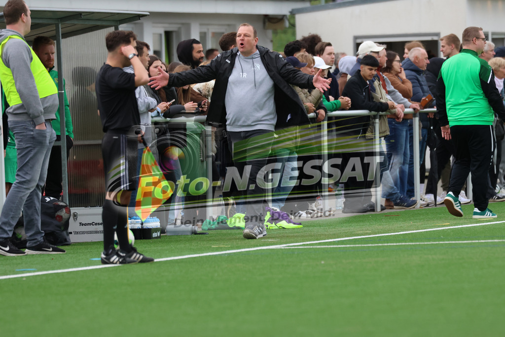 SC Enger - SV Enger-Westerenger | Auf dem Bild zu sehen: grün SC Enger Trainer: Marco Priebe SC Enger, SV Enger-Westerenger, Saison 25/26, Kreisliga A, Enger, Deutschland - Realisiert mit Pictrs.com