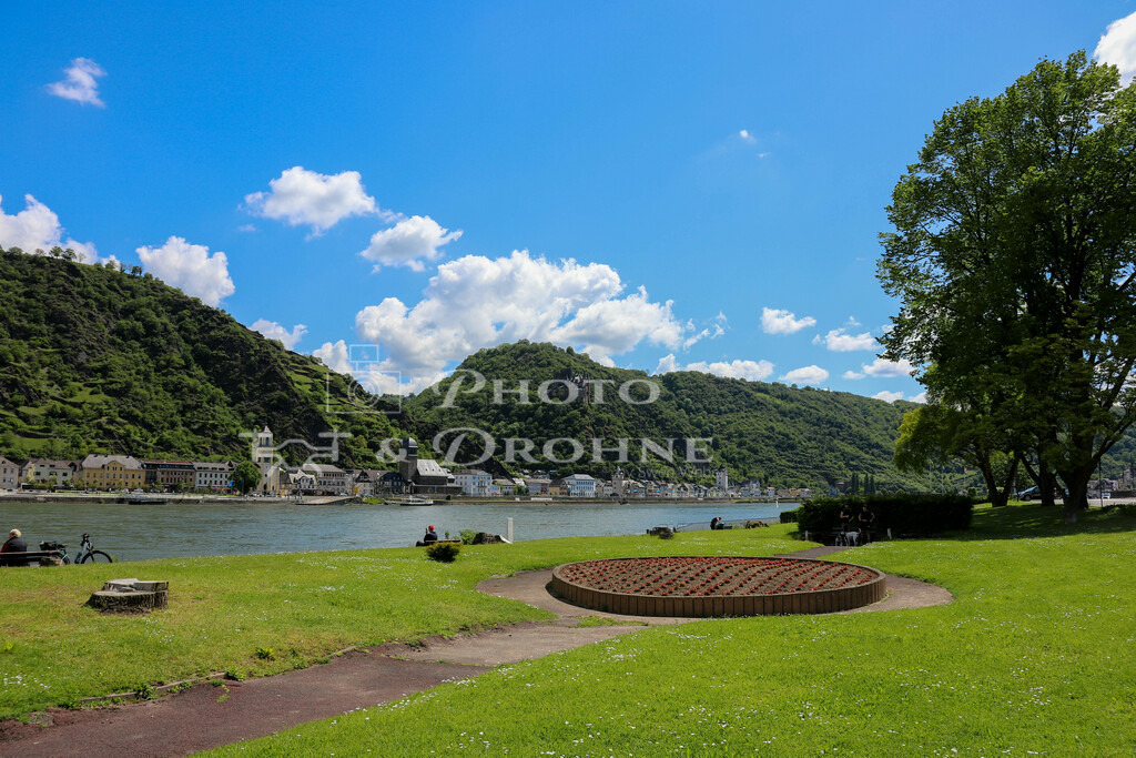 Sankt Goar-9012 | Die Rheinanlagen in Sankt Goar laden zum spazieren ein. Von hier hat man einen schönen Blick auf das Rheintal und auf die Burgen Katz und Maus. Im Sommer finden hier Veranstaltungen statt.  - Realisiert mit Pictrs.com