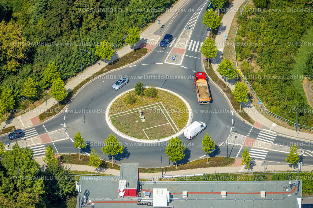 Hamm220809397HerringenPelkum | Luftbild, Neuer Kreisverkehr mit Fußballfeld und Spielerfiguren Horst (Hrubesch) und Mike (Hanke), Kamener Straße, Pelkum, Hamm, Ruhrgebiet, Nordrhein-Westfalen, Deutschland