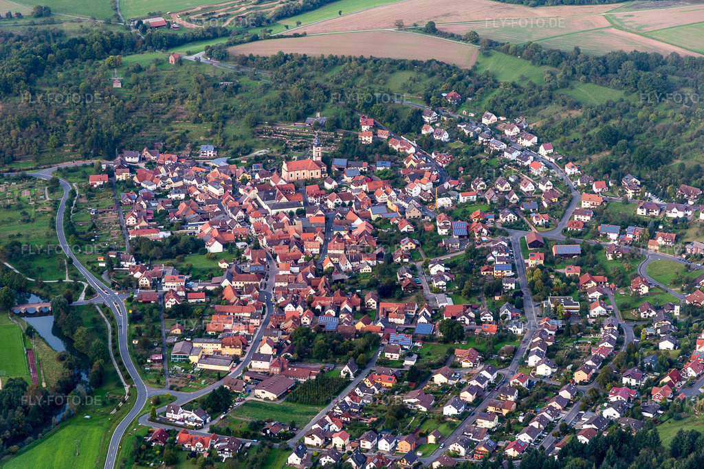 Luftbild: Ortsansicht der Straßen und Häuser der Wohngebiete im Ortsteil Reicholzheim in Wertheim im Bundesland Baden-Württemberg in Deutschland. Foto: IMG_073602.jpg vom 26.09.2014 durch Werner Riehm/FLY-FOTO.de