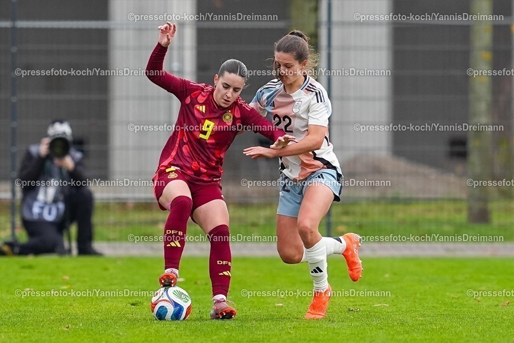 xYDRx02122501037 | 02.11.2025, xydrx, Fußball, Länderspiel, EM-Qualifikation U19-Frauen, Deutschland - Spanien, Sportschule Wedau: Leonie Koepp (GER #9) im Zweikampf gegen Aiara Agirrezabala (ESP #22)DFB regulations prohibit any use of photographs as image sequences and or quasi-video.Photo: xYannisxDreimannxPressefotoKochx