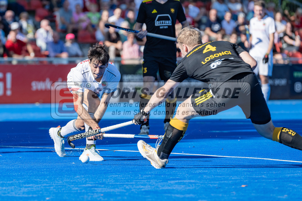 HK_20231001_104923 | 1.Bundesliga Herren Crefelder HTC - Harvestehuder THC am 1.10.2023 CHTC, Krefeld , Martin Ignacio Ferreiro ( Crefelder HTC #18 ) , Fülöp Losconci ( Harvestehuder THC )