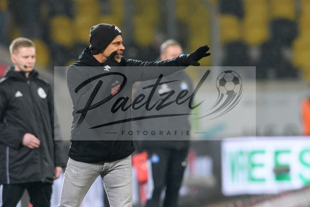 SGDHSV20220114_96 | Fussball, Herren: Trainer Alexander Schmidt (SG Dynamo Dresden) gestikuliert, Gestik bei dem Spiel der 2. Bundesliga zwischen SG Dynamo Dresden und Hamburger SV im Rudolf-Harbig-Stadion am 14.01.2022 in Dresden, Deutschland.DFB / DFL REGULATIONS PROHIBIT ANY USE OF PHOTOGRAPHS AS IMAGE SEQUENCES AND/OR QUASI-VIDEO. - Realisiert mit Pictrs.com