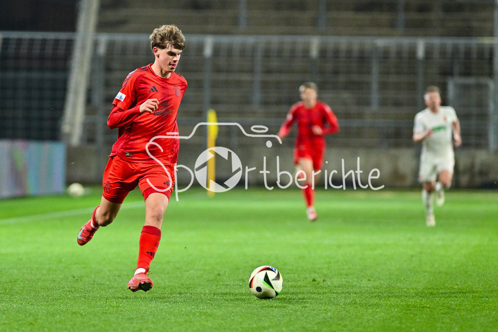 FC Bayern Amateure - FC Augsburg II | am Ball Guido DELLA ROVERE (FC Bayern München II #10) / Einzelfoto / Freisteller / Regionalliga Bayern: FC Bayern Muenchen II - FC Augsburg II, Gruenwalder Stadion am 14.03.2025