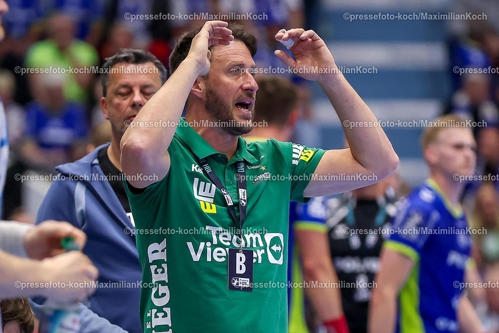 Gum30042601142 | 30.04.2026, Handball, 1. HBL, VfL Gummersbach - Frisch Auf! Göppingen, Saison 2025 / 2026 Herren, Schwalbe-Arena: Cheftrainer Benjamin Matschke (Frisch Auf Göppingen #hc) gestikulierend am Spielfeldrand  