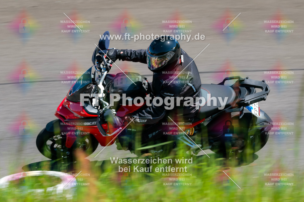 Moto-TeamOBK-22189 | Hier findet Ihr Bilder von Touristenfahrten auf der Nürburgring Nordschleife oder von anderen Veranstaltungen die ich besucht habe. Viel Spass beim Durch Schauen 