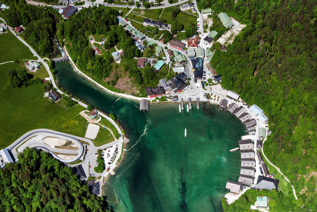 dr__0097342.jpg | SCHöNAU AM KöNIGSSEE 19.05.2022 Dorfkern an den See- Uferbereichen des Königsee mit seinen Bootshäusern und Anlegestelle der Schifffahrt Königsee in Schönau am Königssee im Bundesland Bayern, Deutschland. // Village on the lake bank areas of Koenigsee with seinen Bootshaeusern and Anlegestelle of Schifffahrt Koenigsee in Schoenau am Koenigssee in the state Bavaria, Germany. Foto: Daniel Reiter