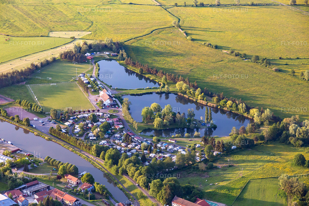 Vue aérienne: Camping Coeur d'Alsace à Harskirchen dans le département Bas Rhin, France. Photo: IMG_107404.jpg prise le 19/05/2018 par Werner Riehm/FLY-FOTO.eu – Résolution de l'original: 5472 x 3648 px