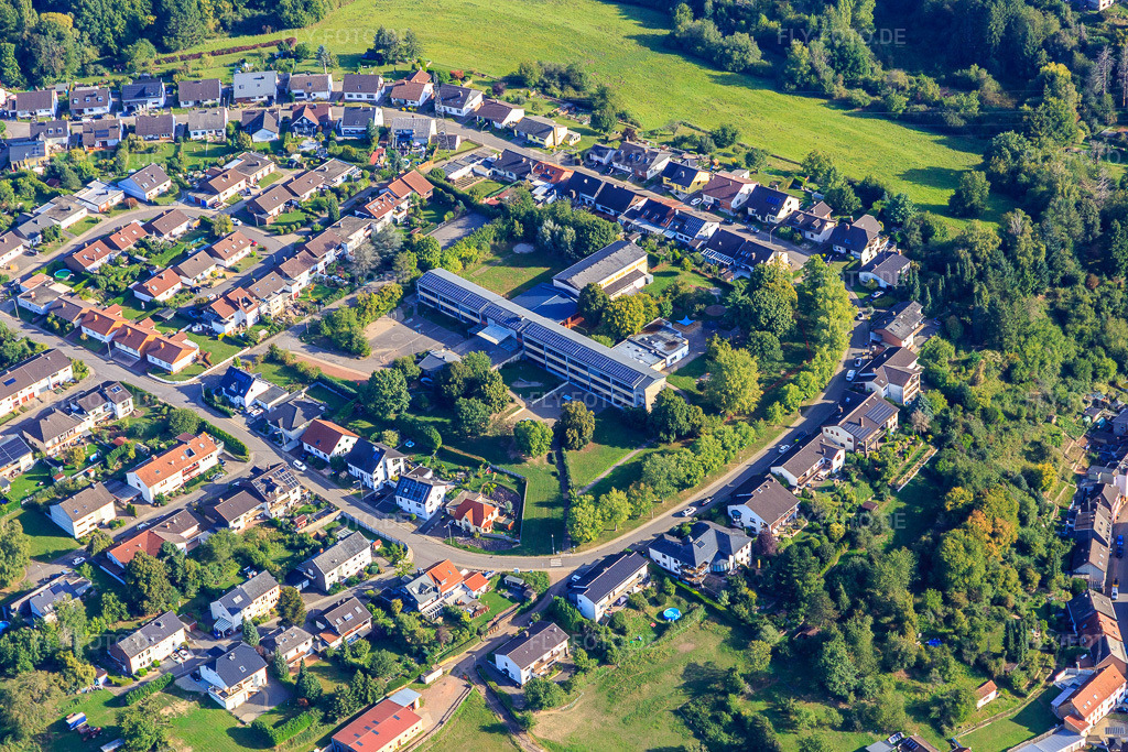 Luftbild: Grundschule Pater-Eberschweiler in Püttlingen im Bundesland Saarland in Deutschland. – Foto: IMG_149859.jpg vom 07.09.2025 durch Werner Riehm/FLY-FOTO.de – Auflösung des Originals: 5472 x 3648 px – GS Pater Eberschweiler