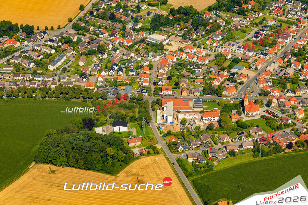 Klassische Luftaufnahme ohne Drohne zeigt:Helpup bei Oerlinghausen - Die Luftbildaufnahme wurde 2025 vom UL-Flugzeug heraus erstellt ( keine Drohnenaufnahme ) - Hochauflösende Luftaufnahme -Nicht vergleichbar mit Google Maps oder Satelittenbilder- Die Geschenkidee !Mit Lizenz und Bildrechte bestellbar