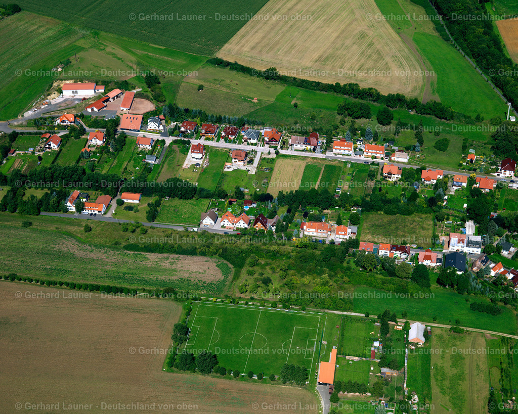 2638694 | HELMSDORF 23.08.2006 Landwirtschaftliche Nutzflächen und Feldgrenzen  umsäumen das Siedlungsgebiet des Dorfes in Helmsdorf im Bundesland Thüringen, Deutschland // Agricultural land and field boundaries surround the settlement area of the village  in Helmsdorf in the state Thuringia, Germany Foto: Gerhard Launer
