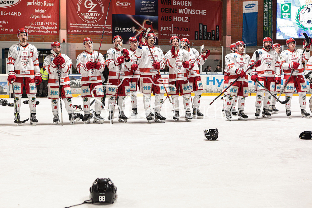 EHC Königsbrunn - TEV Miesbach | Die Gaeste aus Miesbach  sind niedergeschlagen nach der Finalniederlage gegen Koenigsbrunn