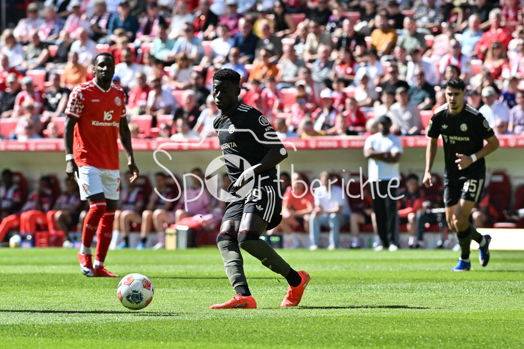 1. FSV Mainz 05 - FC Bayern München | MAINZ, GERMANY - 25. APRIL: am Ball Bara NDIAYE (FC Bayer Munich 39) während dem Bundesligamatch zwischen dem 1. FSV Mainz 05 und dem FC Bayern München am 31. Spieltag in der MEWA Arena / DFL REGULATIONS PROHIBIT ANY USE OF PHOTOGRAPHS AS IMAGE SEQUENCES AND/OR QUASI-VIDEO