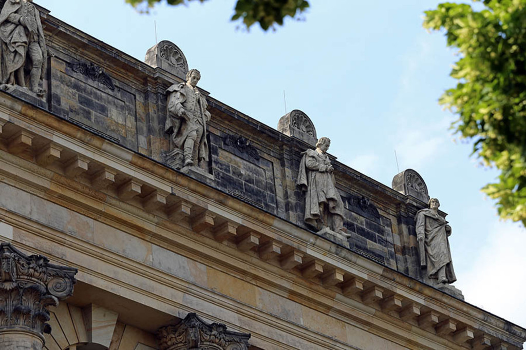Bildlexikon Leipzig - Bundesverwaltungsgericht - Nordgiebel mit vollplastischen Figuren | Das Team hinter BILDLEXIKON LEIPZIG bündelt historische wie aktuelle Informationen über die Stadt Leipzig in Text und Bild auf einer Plattform und stellt diese der interessierten Öffentlichkeit zur Verfügung.
