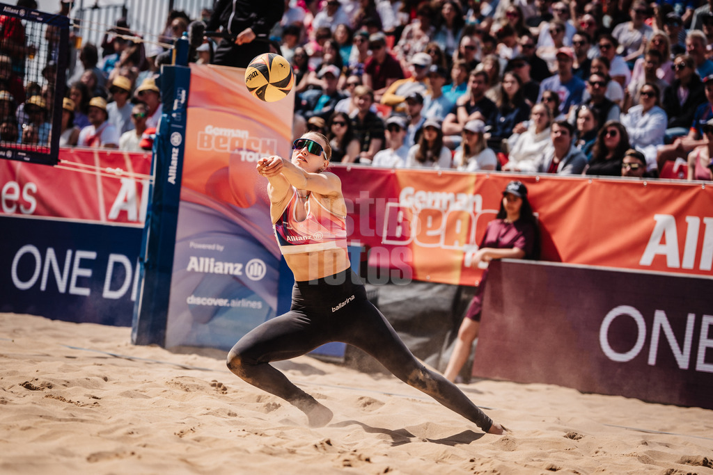Beachvolleyball | Frauen | Allianz German Beach Tour 2025 | Tourstop Düsseldorf | 17.05.2025 | Tabea Schwarz spielt den Ball